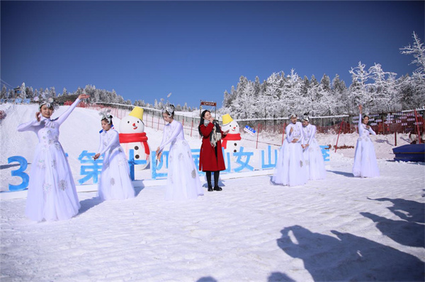 武隆旅游产业(集团)有限公司营销总监李安艺演唱歌曲《冬季到仙女山看雪》。